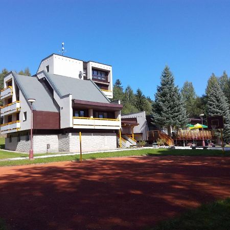 Hotel ČESKÁ FARMA Dolni Dvur Buitenkant foto