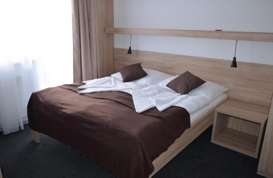 Hotel ČESKÁ FARMA Dolni Dvur Buitenkant foto