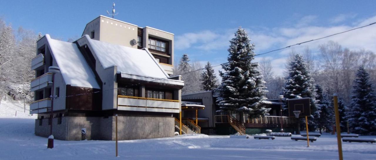 Hotel ČESKÁ FARMA Dolni Dvur Buitenkant foto