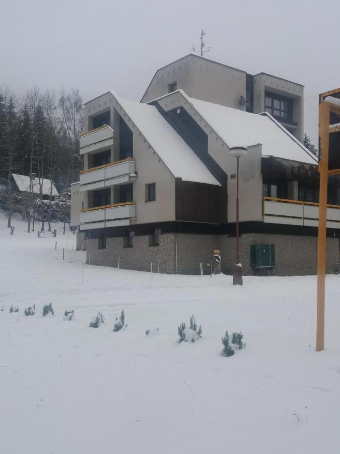 Hotel ČESKÁ FARMA Dolni Dvur Buitenkant foto